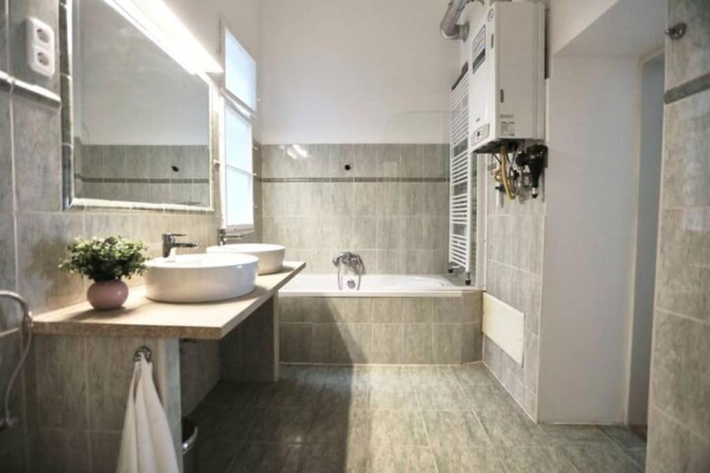 Unwind In Style W Sauna Dsgn 2br * Boedapest